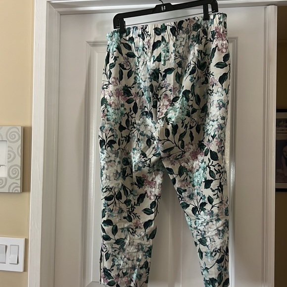 K. Jill Linen Stretch Capri Pant. Beige with Floral. Petit Large - Picture 2 of 5